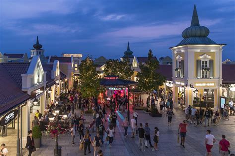 Peak Performance Outlet, Parndorf Designer Outlet .